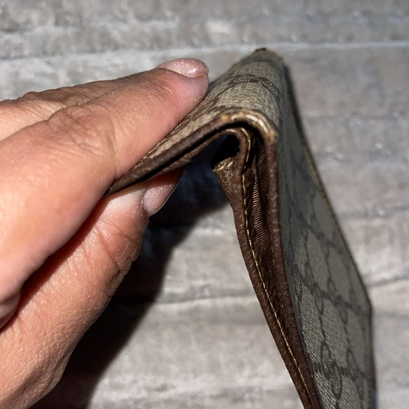 Preloved Gucci wallet good condition has some wear on folds n little on corner. - Picture 12 of 14